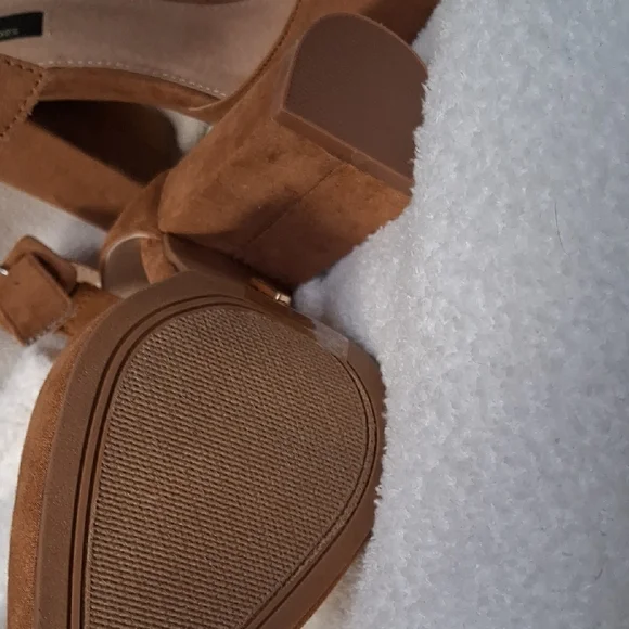 Elegant Tan Suede Block Heel Sandals - Picture 3 of 7